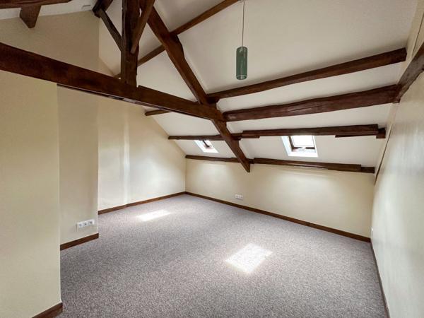 Charmant manoir du XVIIIe siècle et longère sur 1,6 hectare parfait pour une activité de gîtes