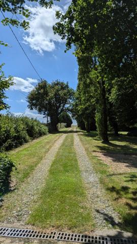 Charmant manoir du XVIIIe siècle et longère sur 1,6 hectare parfait pour une activité de gîtes