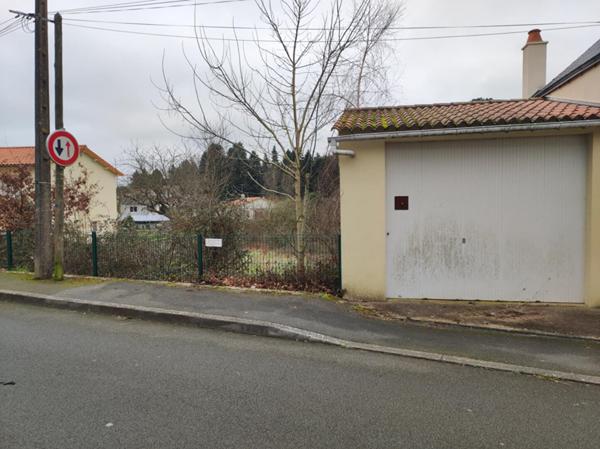 Terrain constructible non viabilise a Cerizay de 891 m2 avec garage