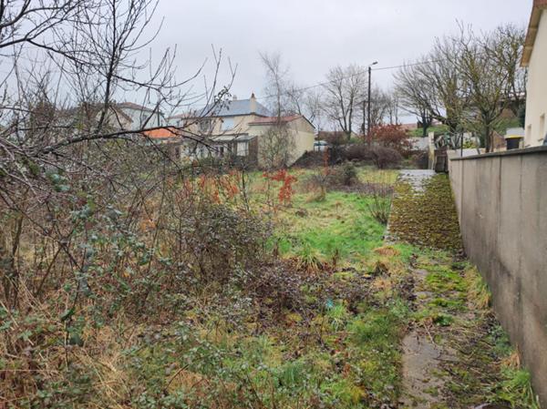 Terrain constructible non viabilise a Cerizay de 891 m2 avec garage