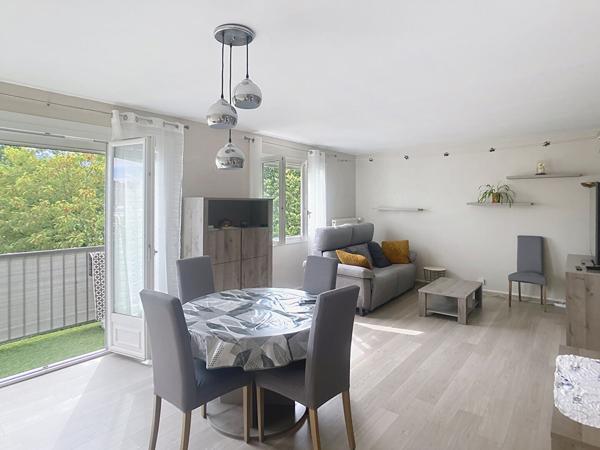 A vendre Angers Barra, Prédali, secteur hôpital, appartement type 3 possibilité 2 chambres, dernier étage, petite copropriété, séjour avec balcon, cuisine aménagée équipée, chauffage collectif. Cave.Possibilité d''acquérir un box fermé.