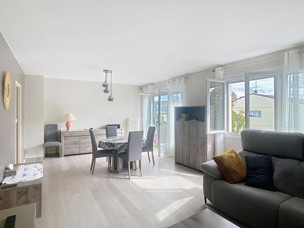 A vendre Angers Barra, Prédali, secteur hôpital, appartement type 3 possibilité 2 chambres, dernier étage, petite copropriété, séjour avec balcon, cuisine aménagée équipée, chauffage collectif. Cave.Possibilité d''acquérir un box fermé.