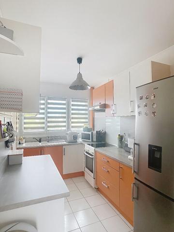 A vendre Angers Barra, Prédali, secteur hôpital, appartement type 3 possibilité 2 chambres, dernier étage, petite copropriété, séjour avec balcon, cuisine aménagée équipée, chauffage collectif. Cave.Possibilité d''acquérir un box fermé.