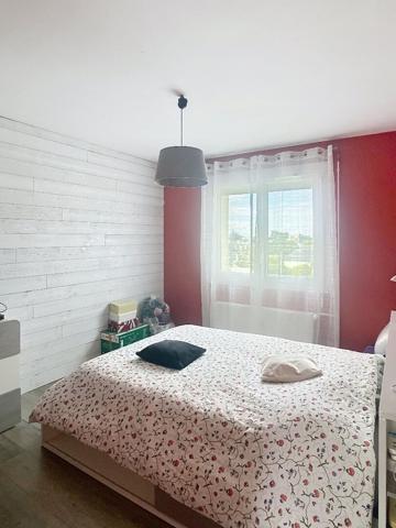 A vendre Angers Barra, Prédali, secteur hôpital, appartement type 3 possibilité 2 chambres, dernier étage, petite copropriété, séjour avec balcon, cuisine aménagée équipée, chauffage collectif. Cave.Possibilité d''acquérir un box fermé.