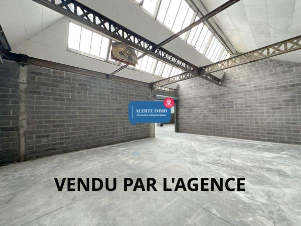 Dans un ensemble immobier: Hangar de 85,6 m2