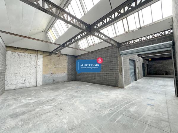 Dans un ensemble immobier: Hangar de 85,6 m2