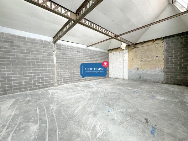 Dans un ensemble immobier: Hangar de 85,6 m2