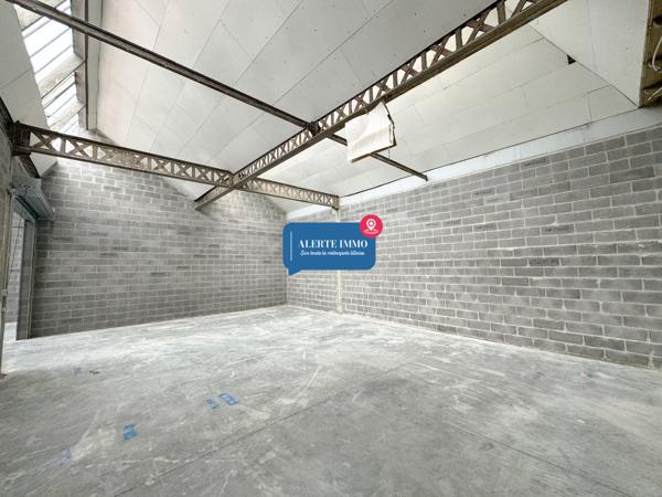 Dans un ensemble immobier: Hangar de 85,6 m2