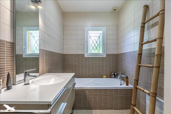 Maison à vendre |  Saint-Jean-d'Illac |  6 pièces | 151 m²