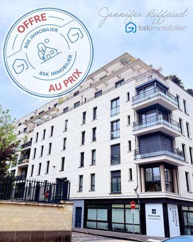 GRAND STUDIO IDEALEMENT SITUE VENDU LIBRE

En plein coeur de Caen, à proximité immédiate de la Place du théâtre, dans une résidence de standing, ce grand studio de 34m2environ est vendu libre de toute occupation. 

Situé au 2ème étage avec ascenseur, l'appartement bénéficie d'une vue dégagée sur les jardins de la Banque de France et l'église Saint-Jean. Il est composé d'une grande pièce à vivre avec cuisine aménagée, d'une salle d'eau avec toilettes et d'une arrière-cuisine. 
La hauteur sous plafond de 2,70 m permet d'envisager aisément la création d'une mezzanine ou de le meubler avec un lit mezzanine optimisant ainsi la surface au sol de l'appartement. 
Ce  studio est vendu avec sa place de parking en sous-sol sécurisé. 

Mode de chauffage individuel électrique, volets roulants électriques, fenêtre à isolation renforcée, DPE C. 
Aucune anomalie électrique. 
Prêt à être remis en location sans aucun travaux. 
Idéal Investissement ou 1er achat. 
Faibles charges de copropriété.
Résidence de standing de 2010.