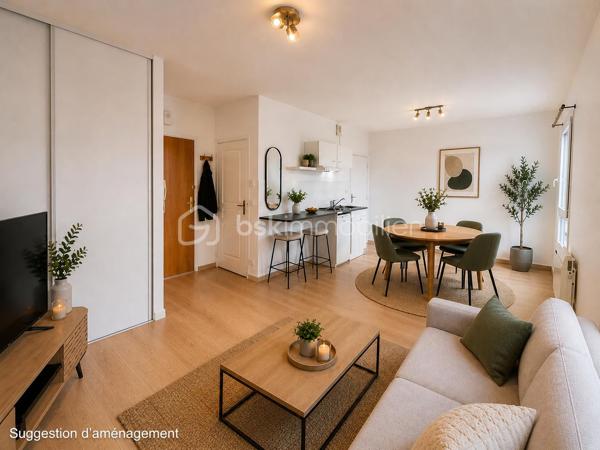 GRAND STUDIO IDEALEMENT SITUE VENDU LIBRE

En plein coeur de Caen, à proximité immédiate de la Place du théâtre, dans une résidence de standing, ce grand studio de 34m2environ est vendu libre de toute occupation. 

Situé au 2ème étage avec ascenseur, l'appartement bénéficie d'une vue dégagée sur les jardins de la Banque de France et l'église Saint-Jean. Il est composé d'une grande pièce à vivre avec cuisine aménagée, d'une salle d'eau avec toilettes et d'une arrière-cuisine. 
La hauteur sous plafond de 2,70 m permet d'envisager aisément la création d'une mezzanine ou de le meubler avec un lit mezzanine optimisant ainsi la surface au sol de l'appartement. 
Ce  studio est vendu avec sa place de parking en sous-sol sécurisé. 

Mode de chauffage individuel électrique, volets roulants électriques, fenêtre à isolation renforcée, DPE C. 
Aucune anomalie électrique. 
Prêt à être remis en location sans aucun travaux. 
Idéal Investissement ou 1er achat. 
Faibles charges de copropriété.
Résidence de standing de 2010.