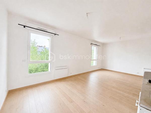 GRAND STUDIO IDEALEMENT SITUE VENDU LIBRE

En plein coeur de Caen, à proximité immédiate de la Place du théâtre, dans une résidence de standing, ce grand studio de 34m2environ est vendu libre de toute occupation. 

Situé au 2ème étage avec ascenseur, l'appartement bénéficie d'une vue dégagée sur les jardins de la Banque de France et l'église Saint-Jean. Il est composé d'une grande pièce à vivre avec cuisine aménagée, d'une salle d'eau avec toilettes et d'une arrière-cuisine. 
La hauteur sous plafond de 2,70 m permet d'envisager aisément la création d'une mezzanine ou de le meubler avec un lit mezzanine optimisant ainsi la surface au sol de l'appartement. 
Ce  studio est vendu avec sa place de parking en sous-sol sécurisé. 

Mode de chauffage individuel électrique, volets roulants électriques, fenêtre à isolation renforcée, DPE C. 
Aucune anomalie électrique. 
Prêt à être remis en location sans aucun travaux. 
Idéal Investissement ou 1er achat. 
Faibles charges de copropriété.
Résidence de standing de 2010.
