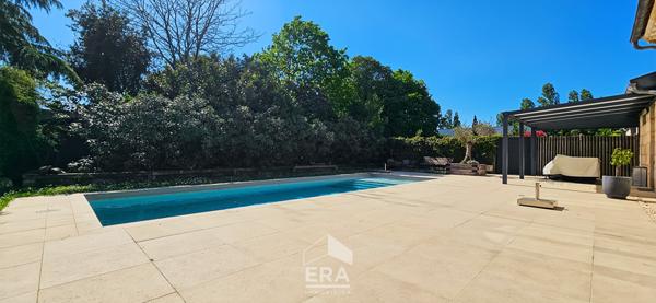EYSINES CENTRE - Maison en pierre de plain-pied 180 m²  avec piscine et jardin - Proche TRAM et Rocade