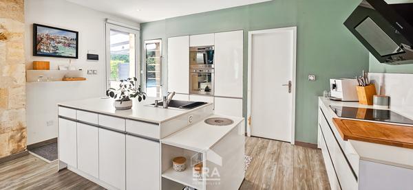 EYSINES CENTRE - Maison en pierre de plain-pied 180 m²  avec piscine et jardin - Proche TRAM et Rocade