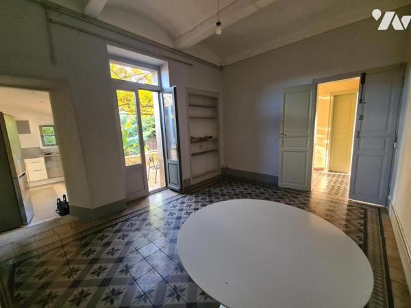 IMMEUBLE DE RAPPORT COMPOSÉ D'UN BUREAU, ET 4 LOGEMENTS 