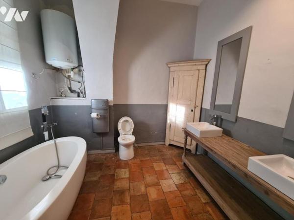 IMMEUBLE DE RAPPORT COMPOSÉ D'UN BUREAU, ET 4 LOGEMENTS 