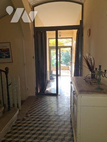 IMMEUBLE DE RAPPORT COMPOSÉ D'UN BUREAU, ET 4 LOGEMENTS 