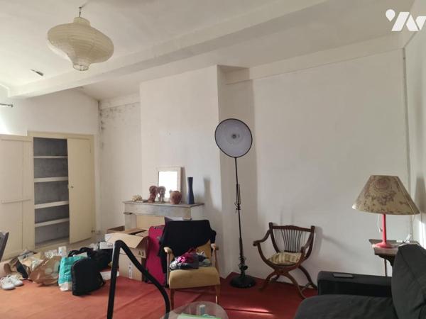 IMMEUBLE DE RAPPORT COMPOSÉ D'UN BUREAU, ET 4 LOGEMENTS 