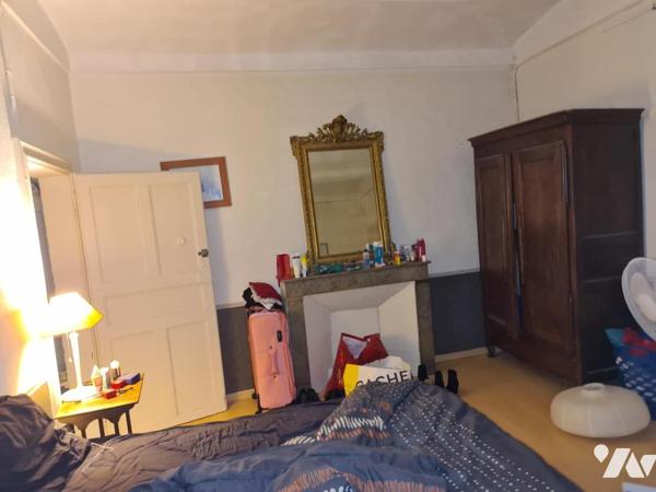 IMMEUBLE DE RAPPORT COMPOSÉ D'UN BUREAU, ET 4 LOGEMENTS 