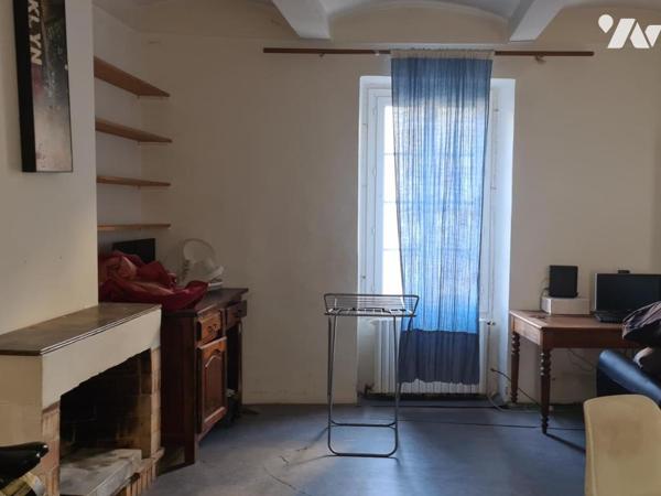 IMMEUBLE DE RAPPORT COMPOSÉ D'UN BUREAU, ET 4 LOGEMENTS 