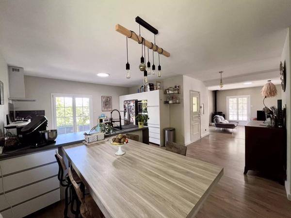 NÎMES CENTRE - AU CALME - 5 CHAMBRES - AUCUN TRAVAUX - PISCINE - GARAGE DOUBLE -