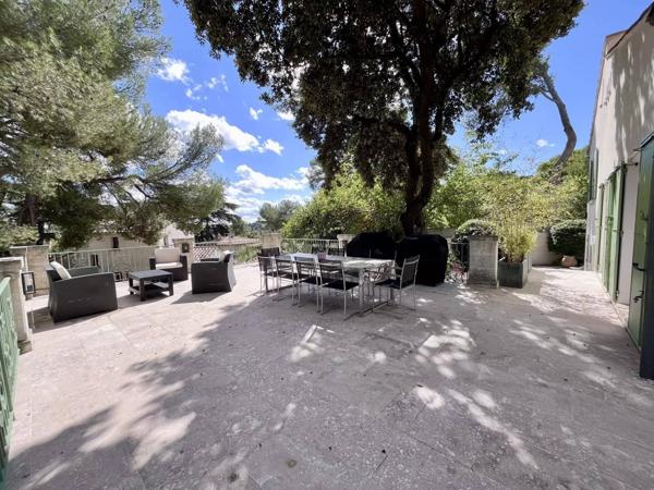 NÎMES CENTRE - AU CALME - 5 CHAMBRES - AUCUN TRAVAUX - PISCINE - GARAGE DOUBLE -