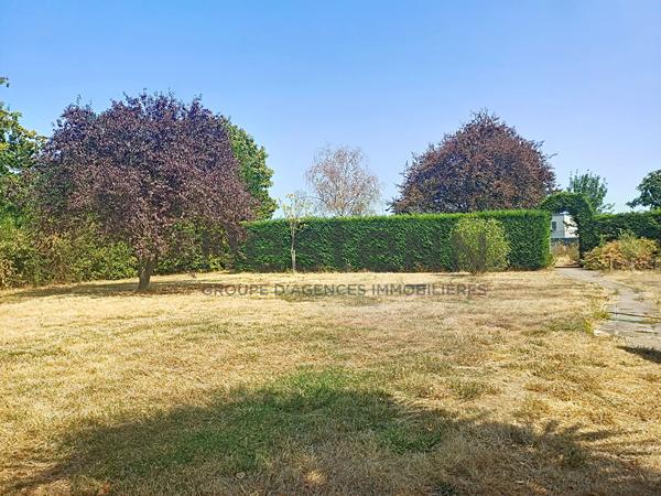 Maison de plus de 180 m² sur une belle de parcelle de 3706 m²  constructible située dans un quartier calme de Chalonnes sur Loire