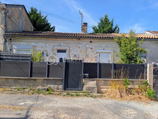 Idéalement située en plein centre de Saint-Yzan-de-Soudiac, venez découvrir cette charmante maison de ville en pierre de 72 m² composée d’une spacieuse cuisine équipée et indépendante, un salon donnant sur la cour avant et la cour arrière, 2 chambres, une grande salle de bain avec wc et espace buanderie.
Les combles ont été aménagés proposant de petits espaces mansardés modulables (chambre d'appoint, bureau ou rangement).

Côté extérieur :
Une cour avant pour profiter d’un coin détente extérieur dès l’entrée.
Une petite cour arrière ombragée, parfaite pour garder la fraîcheur en été.
Un petit jardin non attenant accueillant un garage et 2 places de stationnement privatives.

DPE : Classe D, chauffage électrique et poêle à bois.

Localisation : Plein centre-bourg, écoles, commerces et gare à proximité immédiate.

Idéal pour un premier achat ou un investissement locatif.