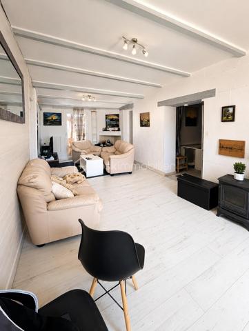 Idéalement située en plein centre de Saint-Yzan-de-Soudiac, venez découvrir cette charmante maison de ville en pierre de 72 m² composée d’une spacieuse cuisine équipée et indépendante, un salon donnant sur la cour avant et la cour arrière, 2 chambres, une grande salle de bain avec wc et espace buanderie.
Les combles ont été aménagés proposant de petits espaces mansardés modulables (chambre d'appoint, bureau ou rangement).

Côté extérieur :
Une cour avant pour profiter d’un coin détente extérieur dès l’entrée.
Une petite cour arrière ombragée, parfaite pour garder la fraîcheur en été.
Un petit jardin non attenant accueillant un garage et 2 places de stationnement privatives.

DPE : Classe D, chauffage électrique et poêle à bois.

Localisation : Plein centre-bourg, écoles, commerces et gare à proximité immédiate.

Idéal pour un premier achat ou un investissement locatif.