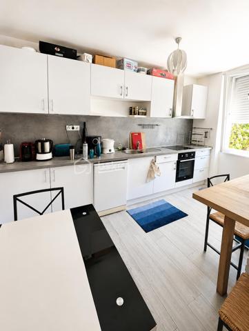 Idéalement située en plein centre de Saint-Yzan-de-Soudiac, venez découvrir cette charmante maison de ville en pierre de 72 m² composée d’une spacieuse cuisine équipée et indépendante, un salon donnant sur la cour avant et la cour arrière, 2 chambres, une grande salle de bain avec wc et espace buanderie.
Les combles ont été aménagés proposant de petits espaces mansardés modulables (chambre d'appoint, bureau ou rangement).

Côté extérieur :
Une cour avant pour profiter d’un coin détente extérieur dès l’entrée.
Une petite cour arrière ombragée, parfaite pour garder la fraîcheur en été.
Un petit jardin non attenant accueillant un garage et 2 places de stationnement privatives.

DPE : Classe D, chauffage électrique et poêle à bois.

Localisation : Plein centre-bourg, écoles, commerces et gare à proximité immédiate.

Idéal pour un premier achat ou un investissement locatif.
