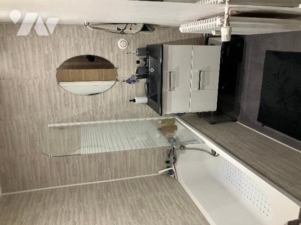 A vendre 3 lots: 1 appartement refait à neuf de type 3, une place de parking et une cave.