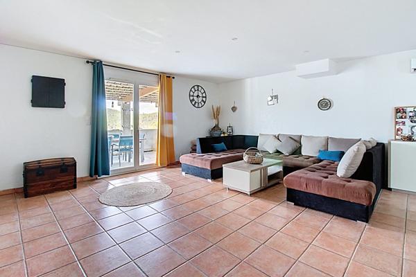 A VENDRE ! Maison Vidauban, vue dégagée, garage, atelier, grande terrasse.