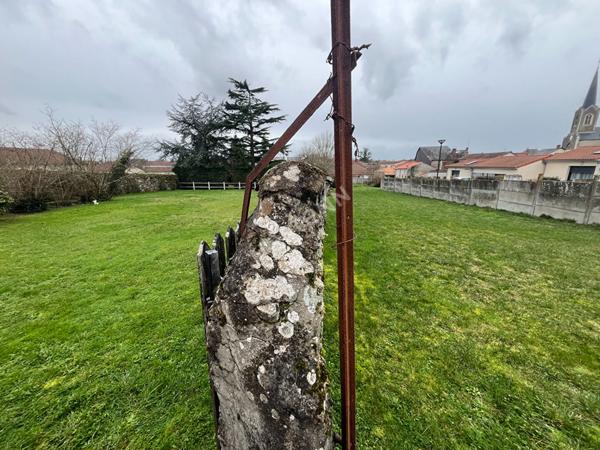 Découvrez sans tarder ce superbe terrain entièrement clos, idéalement situé sur la commune de Saint-Germain-sur-Moine, à seulement 5 km de l'axe Nantes?Cholet.