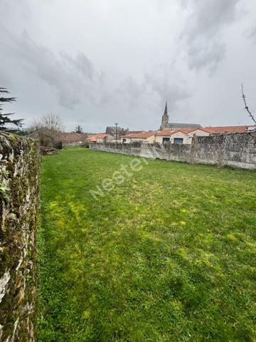 Découvrez sans tarder ce superbe terrain entièrement clos, idéalement situé sur la commune de Saint-Germain-sur-Moine, à seulement 5 km de l'axe Nantes?Cholet.