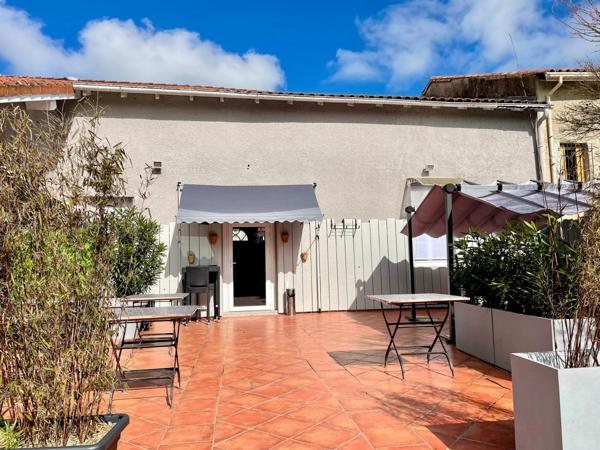 Centre-ville, jardin, espace de stationnement fermé