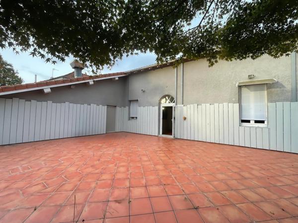 Centre-ville, jardin, espace de stationnement fermé