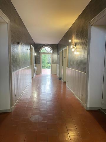 Centre-ville, jardin, espace de stationnement fermé