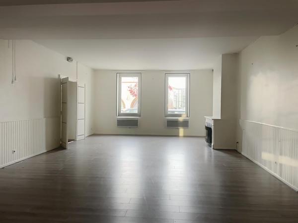 Centre-ville, jardin, espace de stationnement fermé