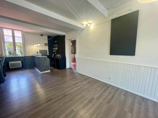 Centre-ville, jardin, espace de stationnement fermé