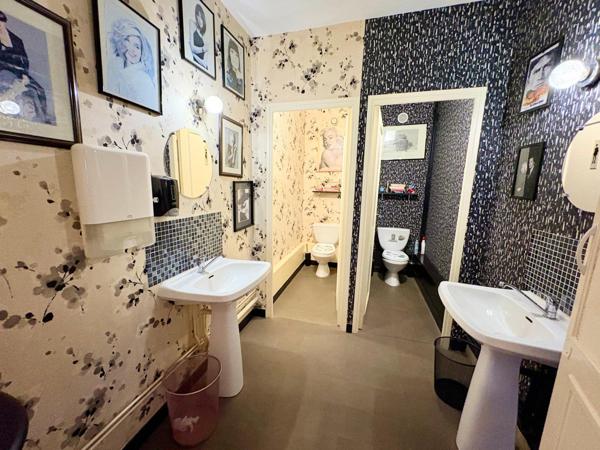 Centre-ville, jardin, espace de stationnement fermé