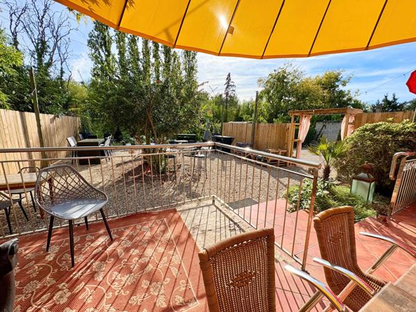 Centre-ville, jardin, espace de stationnement fermé