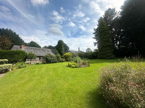 A proximité de  Pont L'Evêque, Manoir et sa dépendance à rénover