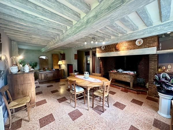 A proximité de  Pont L'Evêque, Manoir et sa dépendance à rénover