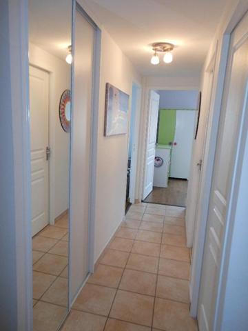 Loue Bourg-en-Bresse T3 meublé standing, résidence sécurisée, avec loggia, garage et cave