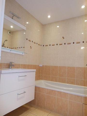 Loue Bourg-en-Bresse T3 meublé standing, résidence sécurisée, avec loggia, garage et cave