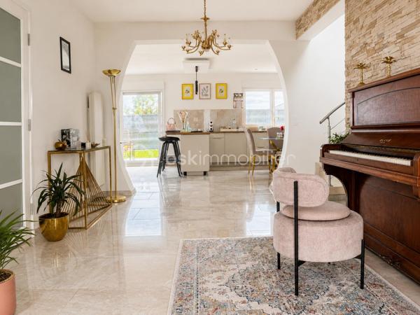 🏡 PAVILLON INDIVIDUEL RÉCENT – CONSTRUCTION 2023 🏡

Découvrez cette superbe maison individuelle construite en 2023, offrant des prestations modernes et de beaux volumes pour toute la famille.

Au rez-de-chaussée, vous serez accueilli par une vaste entrée d’environ 20 m² menant à une magnifique pièce de vie lumineuse de 59 m² comprenant séjour et cuisine ouverte. Un espace bureau, une buanderie ainsi qu’un WC indépendant complètent ce niveau.

À l’étage, le palier dessert trois chambres, dont une avec accès direct à un agréable toit-terrasse. Vous y trouverez également une salle de douche avec WC.

À l’extérieur, profitez d’un jardin entièrement clôturé avec terrasse, idéal pour les moments de détente en famille ou entre amis. Un espace de stationnement macadamisé permet d’accueillir plusieurs véhicules en façade, et un garage vient compléter l’ensemble.

✅ Construction française en maçonnerie
✅ Garantie décennale sur le gros œuvre, la dalle, les châssis, la plomberie et la toiture
✅ Chauffage par poêle à granulés au rez-de-chaussée et radiateurs électriques à l’étage
✅ Ballon thermodynamique
✅ Conforme à la réglementation RT 2020
✅ Remblai réalisé – absence de vide sanitaire

Une maison récente, fonctionnelle et économique, prête à accueillir ses nouveaux propriétaires.

📞 Pour plus d’informations ou organiser une visite, contactez-moi.