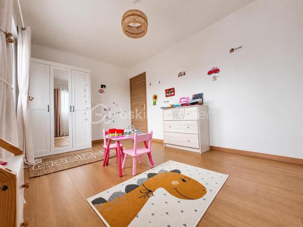 🏡 PAVILLON INDIVIDUEL RÉCENT – CONSTRUCTION 2023 🏡

Découvrez cette superbe maison individuelle construite en 2023, offrant des prestations modernes et de beaux volumes pour toute la famille.

Au rez-de-chaussée, vous serez accueilli par une vaste entrée d’environ 20 m² menant à une magnifique pièce de vie lumineuse de 59 m² comprenant séjour et cuisine ouverte. Un espace bureau, une buanderie ainsi qu’un WC indépendant complètent ce niveau.

À l’étage, le palier dessert trois chambres, dont une avec accès direct à un agréable toit-terrasse. Vous y trouverez également une salle de douche avec WC.

À l’extérieur, profitez d’un jardin entièrement clôturé avec terrasse, idéal pour les moments de détente en famille ou entre amis. Un espace de stationnement macadamisé permet d’accueillir plusieurs véhicules en façade, et un garage vient compléter l’ensemble.

✅ Construction française en maçonnerie
✅ Garantie décennale sur le gros œuvre, la dalle, les châssis, la plomberie et la toiture
✅ Chauffage par poêle à granulés au rez-de-chaussée et radiateurs électriques à l’étage
✅ Ballon thermodynamique
✅ Conforme à la réglementation RT 2020
✅ Remblai réalisé – absence de vide sanitaire

Une maison récente, fonctionnelle et économique, prête à accueillir ses nouveaux propriétaires.

📞 Pour plus d’informations ou organiser une visite, contactez-moi.