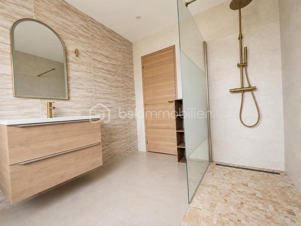 🏡 PAVILLON INDIVIDUEL RÉCENT – CONSTRUCTION 2023 🏡

Découvrez cette superbe maison individuelle construite en 2023, offrant des prestations modernes et de beaux volumes pour toute la famille.

Au rez-de-chaussée, vous serez accueilli par une vaste entrée d’environ 20 m² menant à une magnifique pièce de vie lumineuse de 59 m² comprenant séjour et cuisine ouverte. Un espace bureau, une buanderie ainsi qu’un WC indépendant complètent ce niveau.

À l’étage, le palier dessert trois chambres, dont une avec accès direct à un agréable toit-terrasse. Vous y trouverez également une salle de douche avec WC.

À l’extérieur, profitez d’un jardin entièrement clôturé avec terrasse, idéal pour les moments de détente en famille ou entre amis. Un espace de stationnement macadamisé permet d’accueillir plusieurs véhicules en façade, et un garage vient compléter l’ensemble.

✅ Construction française en maçonnerie
✅ Garantie décennale sur le gros œuvre, la dalle, les châssis, la plomberie et la toiture
✅ Chauffage par poêle à granulés au rez-de-chaussée et radiateurs électriques à l’étage
✅ Ballon thermodynamique
✅ Conforme à la réglementation RT 2020
✅ Remblai réalisé – absence de vide sanitaire

Une maison récente, fonctionnelle et économique, prête à accueillir ses nouveaux propriétaires.

📞 Pour plus d’informations ou organiser une visite, contactez-moi.