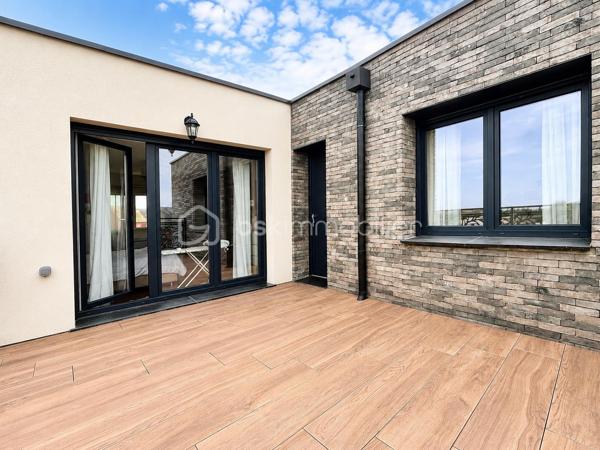 🏡 PAVILLON INDIVIDUEL RÉCENT – CONSTRUCTION 2023 🏡

Découvrez cette superbe maison individuelle construite en 2023, offrant des prestations modernes et de beaux volumes pour toute la famille.

Au rez-de-chaussée, vous serez accueilli par une vaste entrée d’environ 20 m² menant à une magnifique pièce de vie lumineuse de 59 m² comprenant séjour et cuisine ouverte. Un espace bureau, une buanderie ainsi qu’un WC indépendant complètent ce niveau.

À l’étage, le palier dessert trois chambres, dont une avec accès direct à un agréable toit-terrasse. Vous y trouverez également une salle de douche avec WC.

À l’extérieur, profitez d’un jardin entièrement clôturé avec terrasse, idéal pour les moments de détente en famille ou entre amis. Un espace de stationnement macadamisé permet d’accueillir plusieurs véhicules en façade, et un garage vient compléter l’ensemble.

✅ Construction française en maçonnerie
✅ Garantie décennale sur le gros œuvre, la dalle, les châssis, la plomberie et la toiture
✅ Chauffage par poêle à granulés au rez-de-chaussée et radiateurs électriques à l’étage
✅ Ballon thermodynamique
✅ Conforme à la réglementation RT 2020
✅ Remblai réalisé – absence de vide sanitaire

Une maison récente, fonctionnelle et économique, prête à accueillir ses nouveaux propriétaires.

📞 Pour plus d’informations ou organiser une visite, contactez-moi.