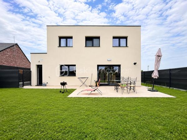🏡 PAVILLON INDIVIDUEL RÉCENT – CONSTRUCTION 2023 🏡

Découvrez cette superbe maison individuelle construite en 2023, offrant des prestations modernes et de beaux volumes pour toute la famille.

Au rez-de-chaussée, vous serez accueilli par une vaste entrée d’environ 20 m² menant à une magnifique pièce de vie lumineuse de 59 m² comprenant séjour et cuisine ouverte. Un espace bureau, une buanderie ainsi qu’un WC indépendant complètent ce niveau.

À l’étage, le palier dessert trois chambres, dont une avec accès direct à un agréable toit-terrasse. Vous y trouverez également une salle de douche avec WC.

À l’extérieur, profitez d’un jardin entièrement clôturé avec terrasse, idéal pour les moments de détente en famille ou entre amis. Un espace de stationnement macadamisé permet d’accueillir plusieurs véhicules en façade, et un garage vient compléter l’ensemble.

✅ Construction française en maçonnerie
✅ Garantie décennale sur le gros œuvre, la dalle, les châssis, la plomberie et la toiture
✅ Chauffage par poêle à granulés au rez-de-chaussée et radiateurs électriques à l’étage
✅ Ballon thermodynamique
✅ Conforme à la réglementation RT 2020
✅ Remblai réalisé – absence de vide sanitaire

Une maison récente, fonctionnelle et économique, prête à accueillir ses nouveaux propriétaires.

📞 Pour plus d’informations ou organiser une visite, contactez-moi.